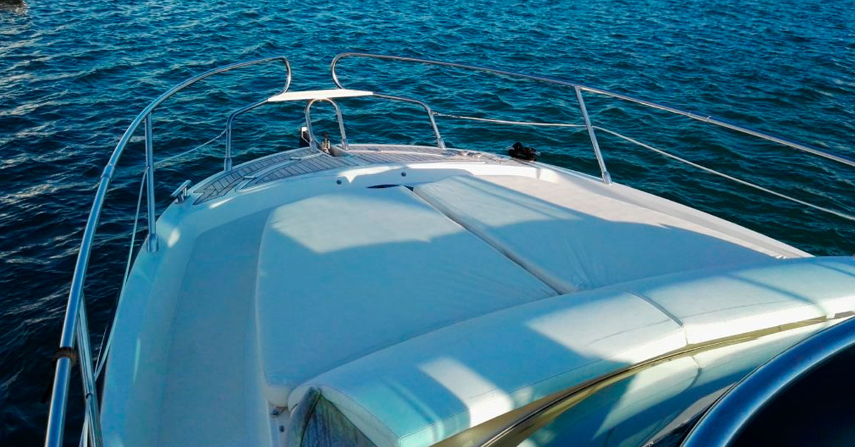 Este Rio Yachts Blu 40 que tenemos en venta cuenta con un gran solarium en proa.