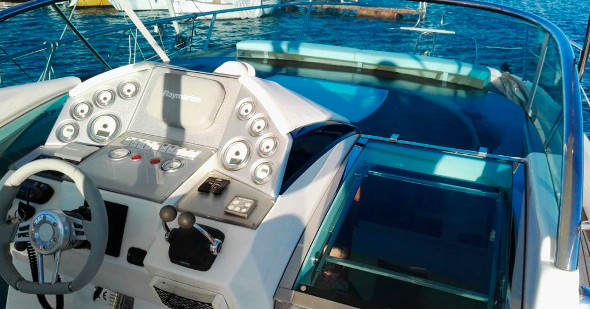 El panel de mando de este barco de ocasión en venta en Ibiza es completo y funcional.