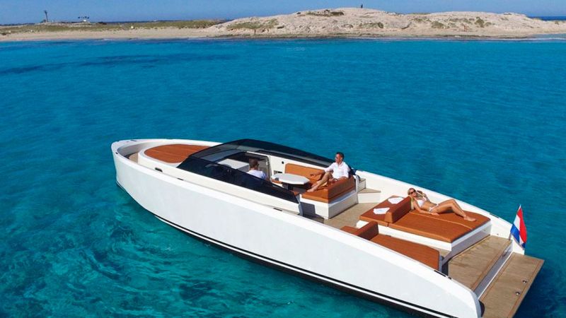 Regalar un charter de barco en Ibiza: ¡un detalle inolvidable!