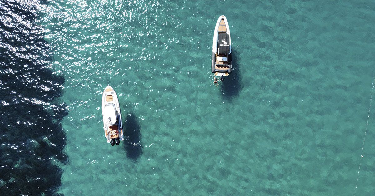 2 barcos flotando en aguas de ibiza turquesas
