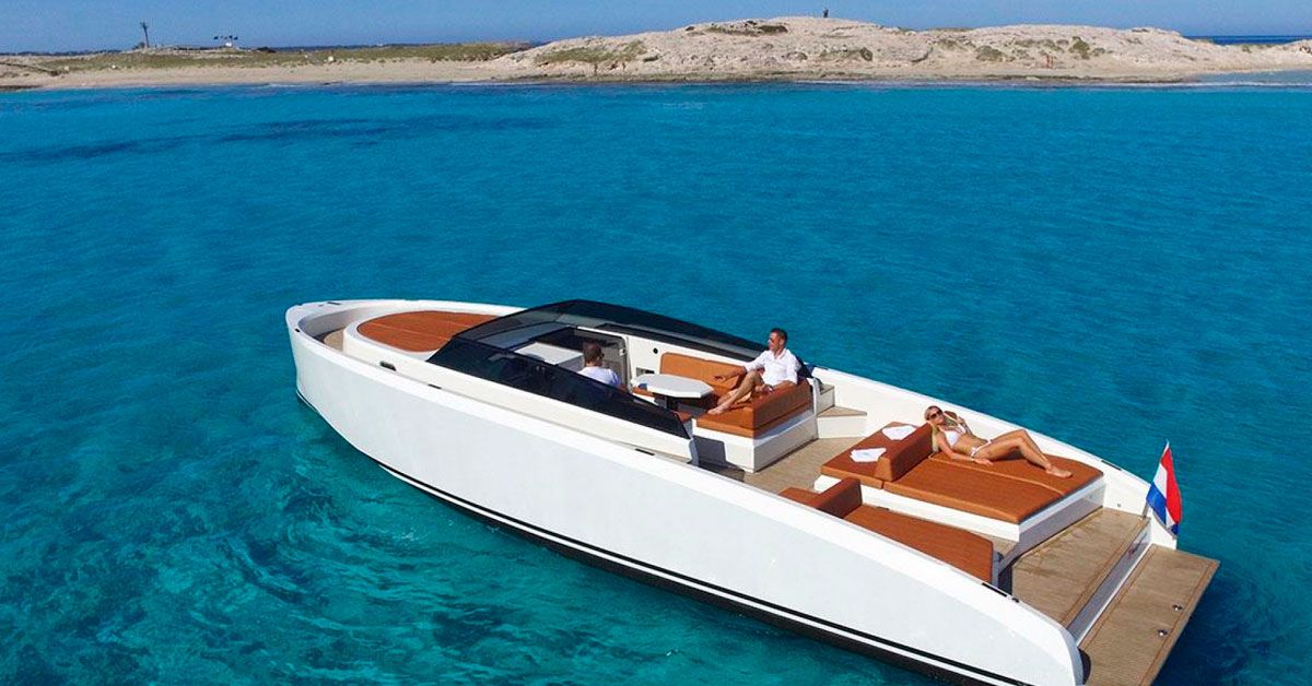 Boat charter in Ibiza as a gift